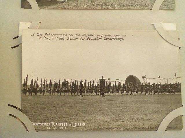 /Germany/DE_Place_1913_DEUTSCHES TURNFEST IN LEIPZIG. Der Fahnenmarsch bei den allgemeinen Freiubungen.jpg